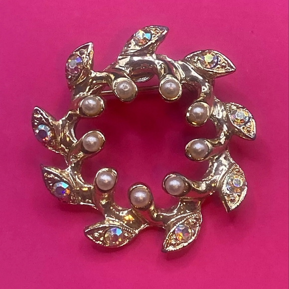 Circle of Leaves Brooch w/ Aurora Borealis Stones & Pearl - Picture 9 of 10